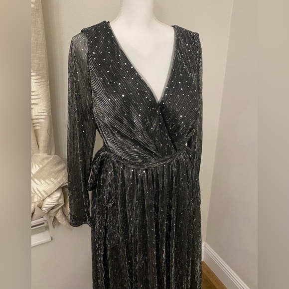 Plus Dress 🖤 - Picture 6 of 8